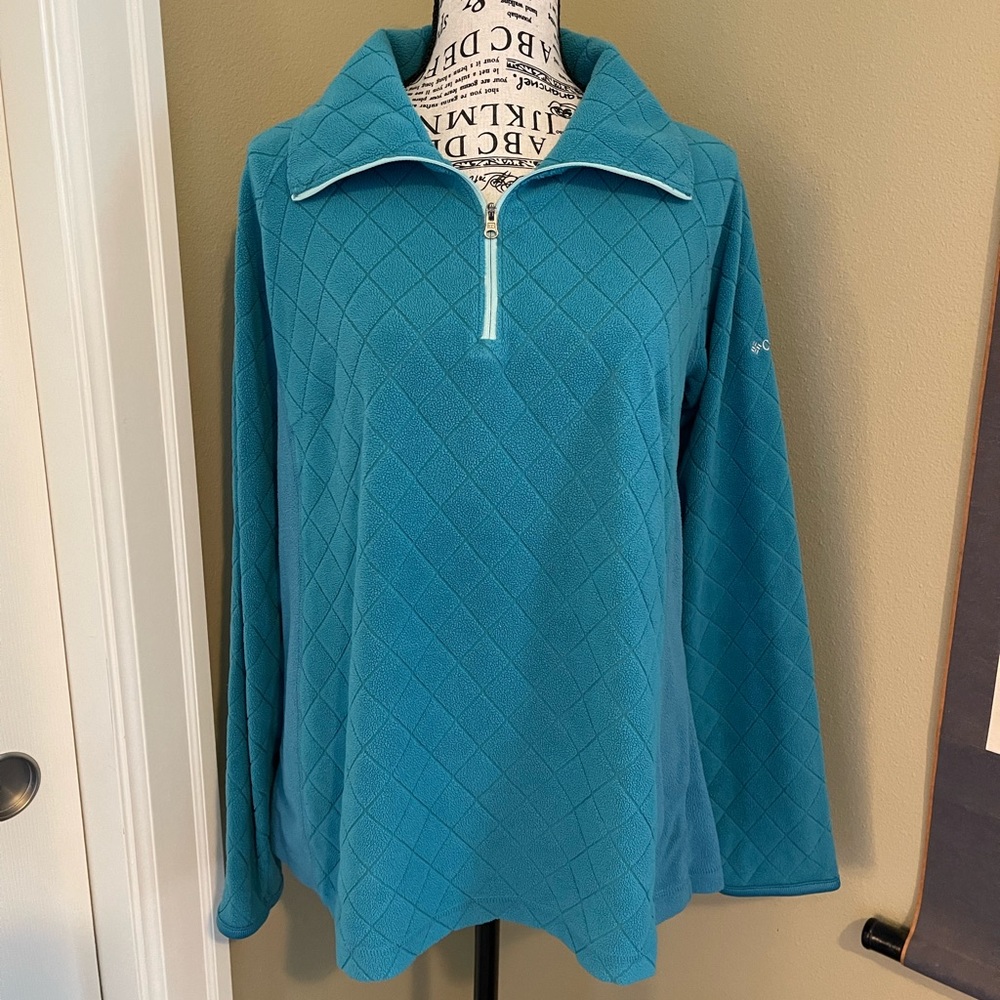 Columbia Women’s fleece top, 3/4 front zip. Turquoise color, size Large.